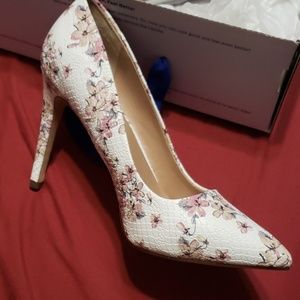 Sexy and cute floral pumps